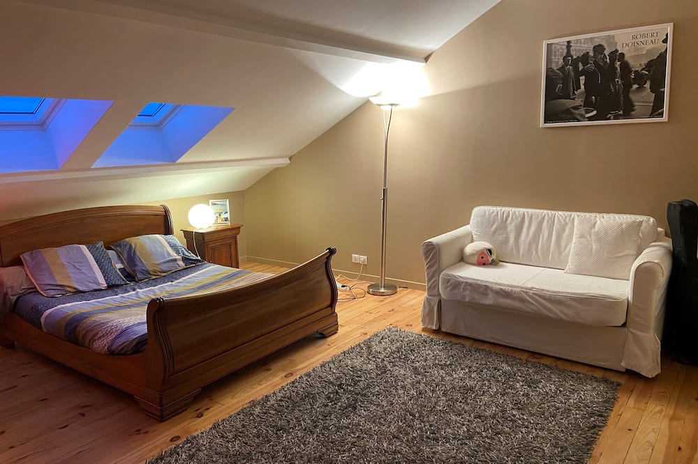 Marnes-la-Coquette Bed & Breakfast | Bedroom with private bathroom in a bungalow near Paris