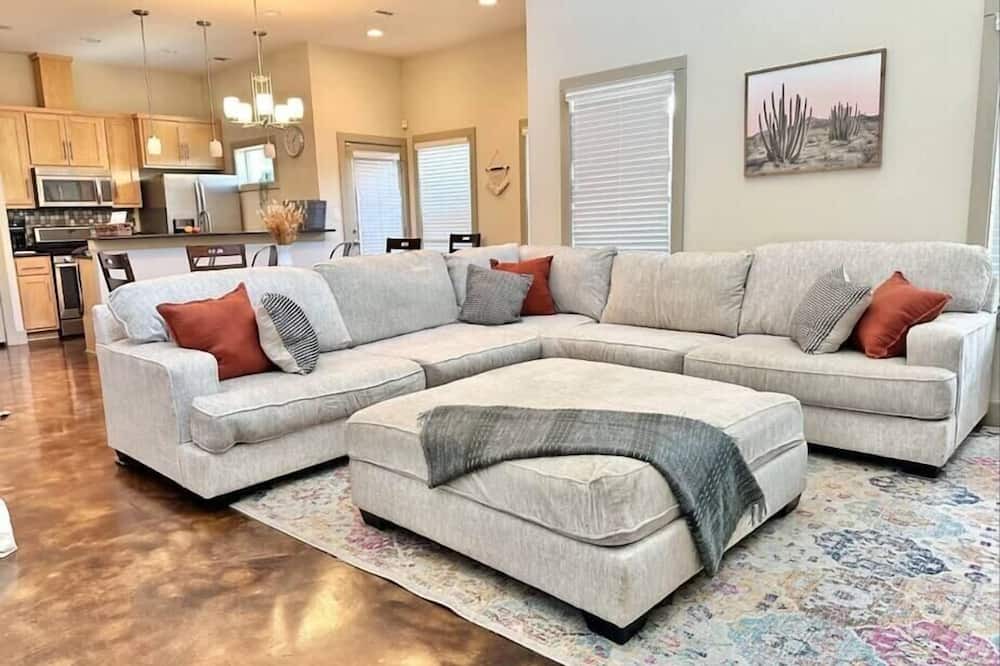 Central East Austin House | Walk to UT and Moody Center. Spacious Family Retreat