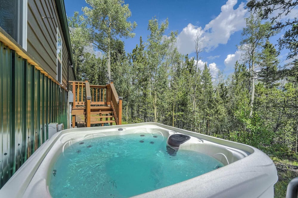 Cripple Creek Ski Chalet | Rustic 3BR Home with Hot Tub, Peak View near Cripple Creek