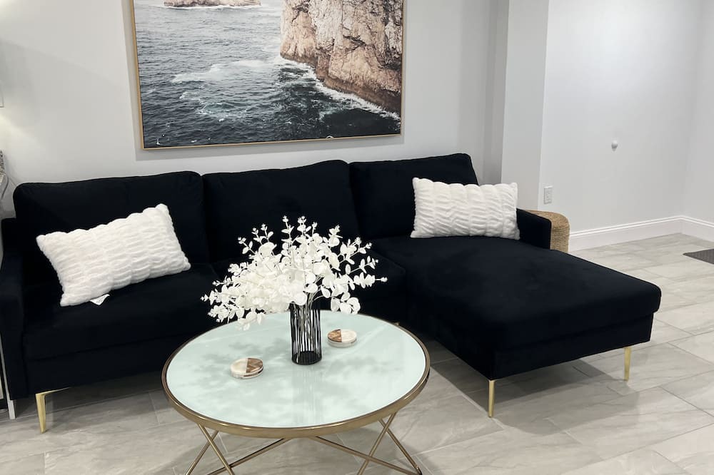 Volusia County Apartment | Palms & Paradise