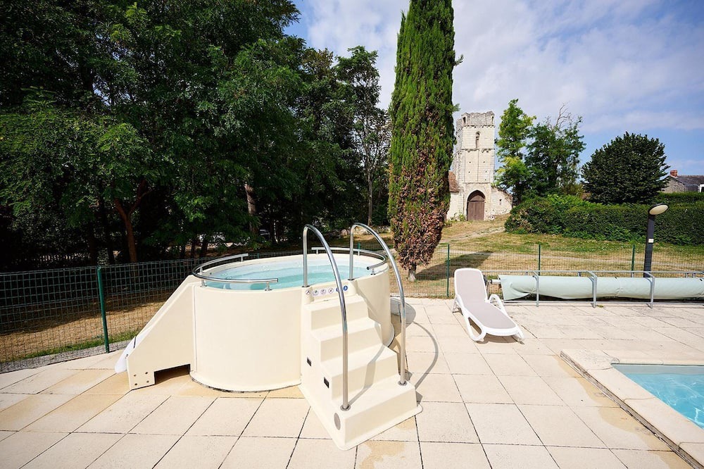 Ingrandes Ski Chalet | Luxe Sanitary XL 6 Pers. Villatent at 4-star campsite Le Petit Trianon