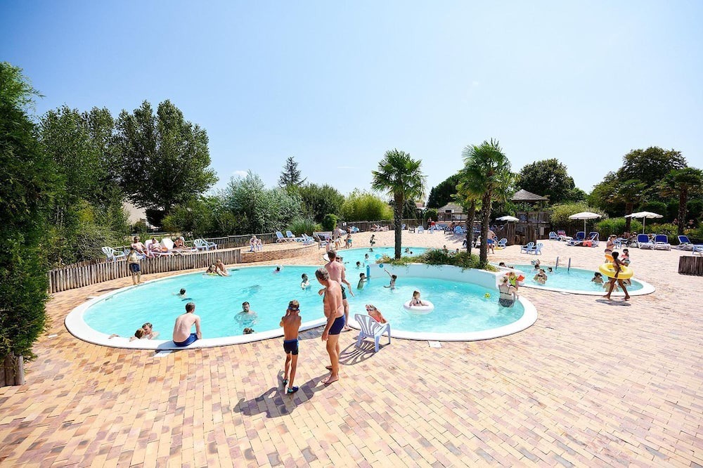 Poilly-lez-Gien Ski Chalet | Luxe Sanitary XL 6 pers Villatent at 5-Star Camping Les Bois du Bardelet