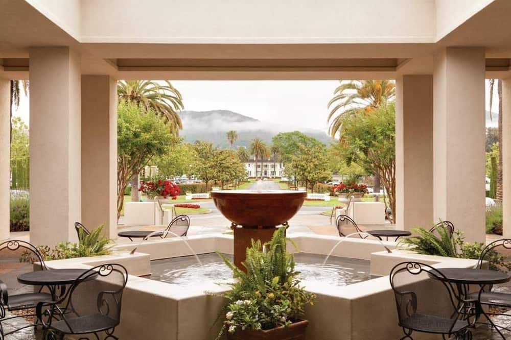 Napa Apartment | Top Floor Napa Condo w/Golf Views Near Wineries