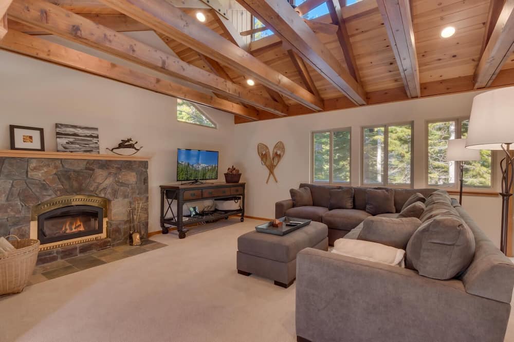 Truckee House | Deer Hollow- Hot Tub- Ski Shuttle- Northstar HOA Access