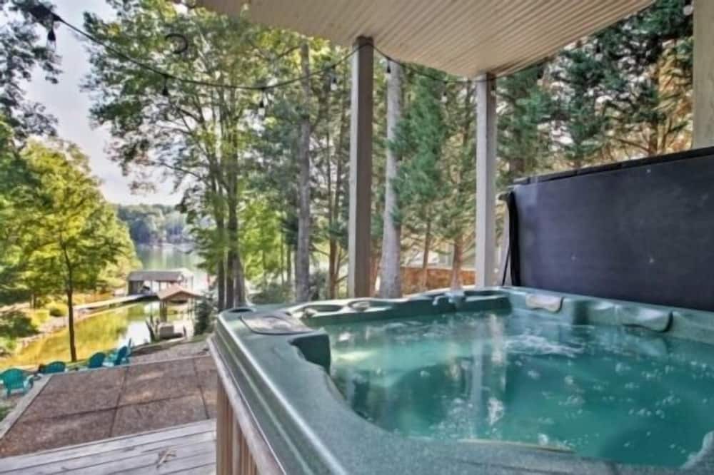 North Shore House | Got It All - 3 Kayaks, 1 Canoe, Hot Tub, Wifi, Ping Pong, Sandy beach, Firepit.