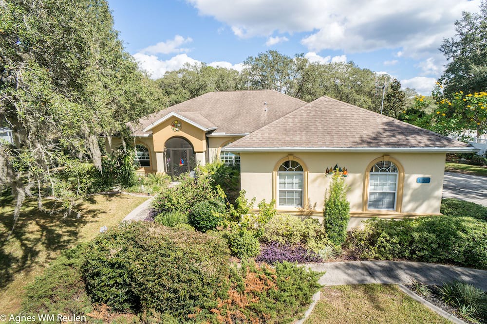 Hernando House | Comfortable Villa with lots of privacy and pool on one acre in Hernando FL