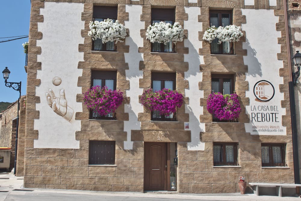 Acedo Apartment | THE HOUSE OF THE REBOUND. Barda study: 2 beds of 90cm, bathroom, living room-kitchen-dining room.