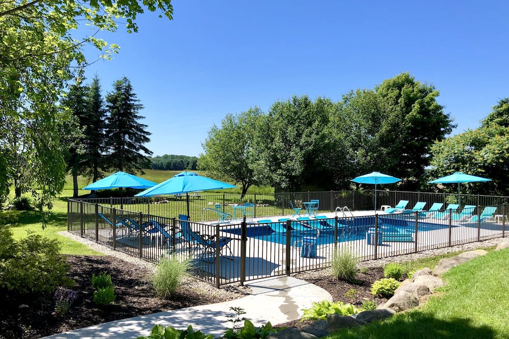 Fennville House | ALLEGAN ORCHARDS Weddings,Retreats,Events,Pool,HotTub,3 Acres,Fireplce,FirePit