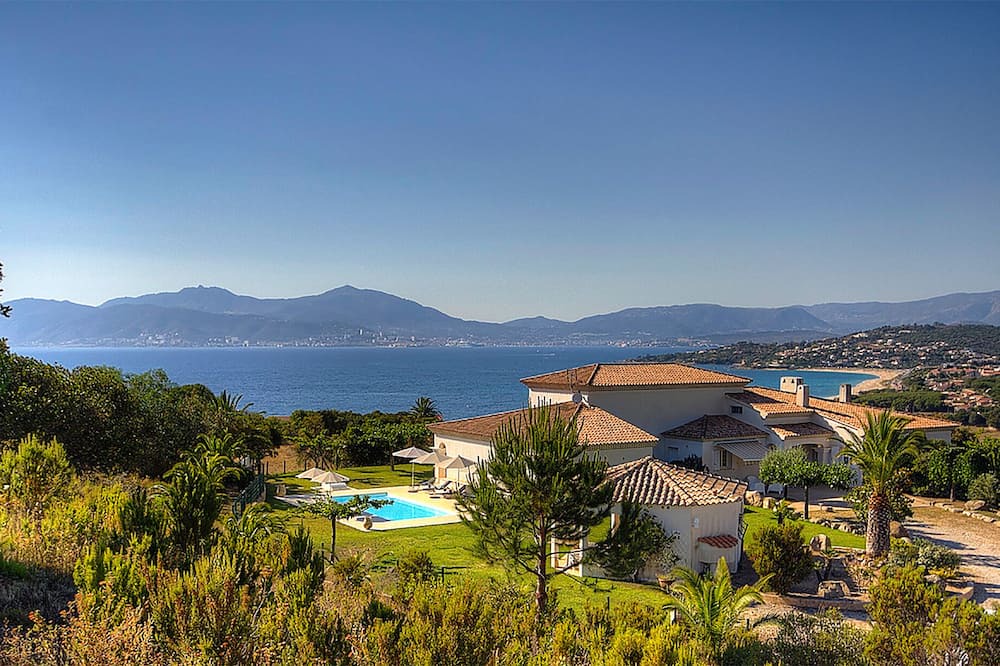 Pietrosella Villa | Casa di Andria. Large luxury house in a preserved setting