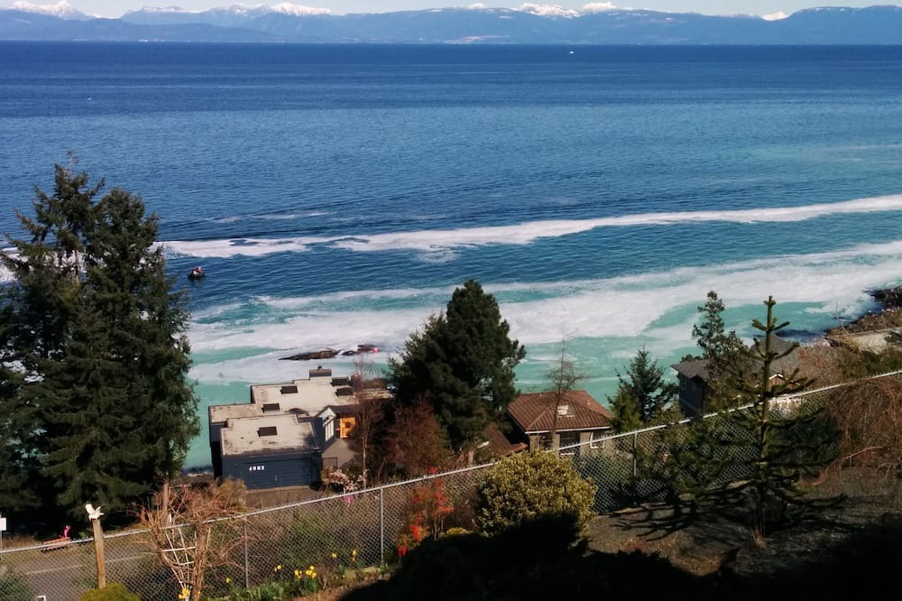Regional District of Nanaimo Apartment | Big Vista Panoramic Cruise-ship-View Suite. Minutes from the beach!