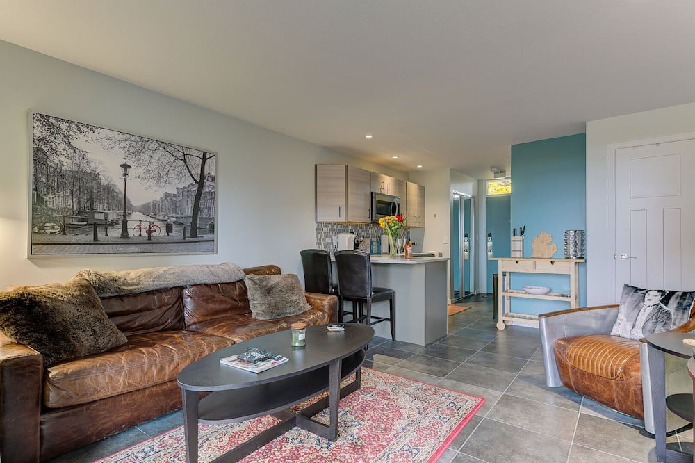 Acme Condo | ☀ Cozy Aviation ✈ Style Lake View Condo @ The Shores