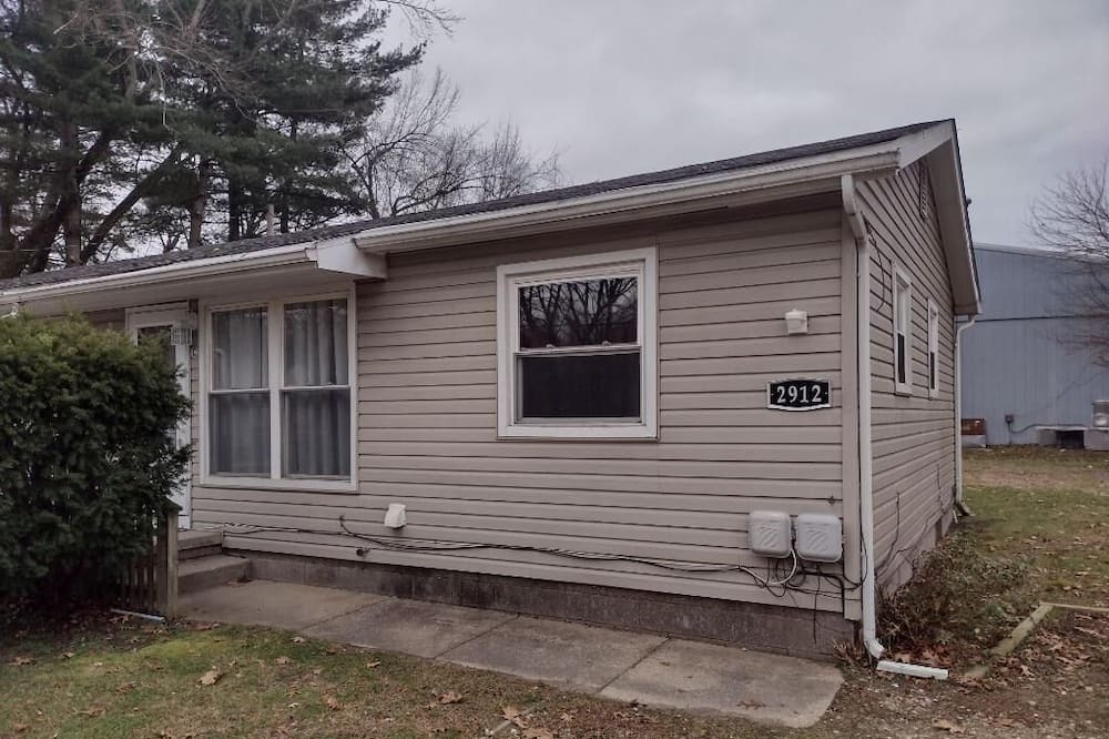 Niles Apartment | Cozy Apartment, Just 10 Minutes From Notre Dame!