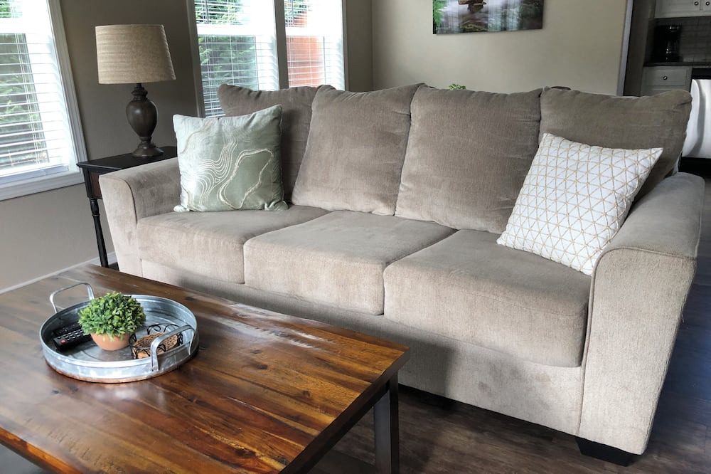 Marylhurst House | 2-bedroom house in Oregon City with WiFi/AC