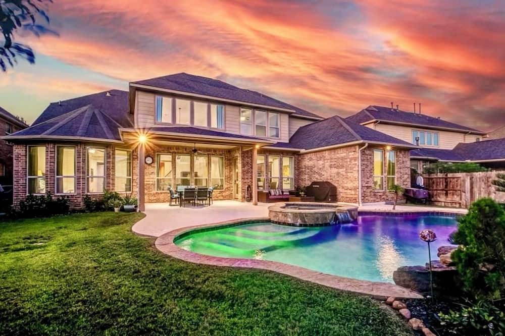 Katy House | Spacious 5-bedroom house in Katy with WiFi, AC, fitness room