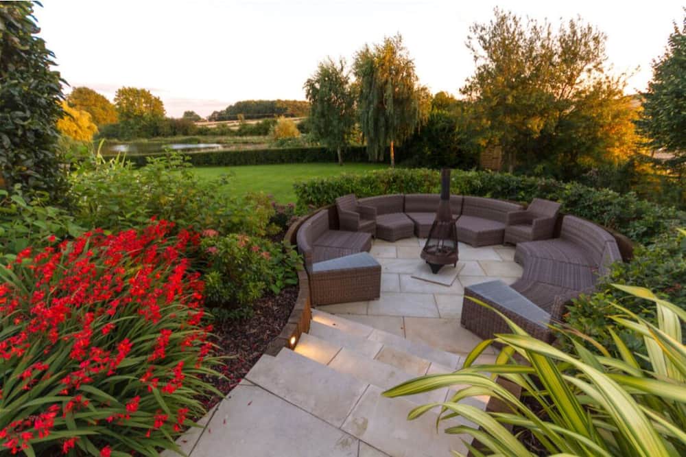 Hockerton House | Outstanding 5 en-suite bedroom home with Gym, Steam room, bar, lake view garden