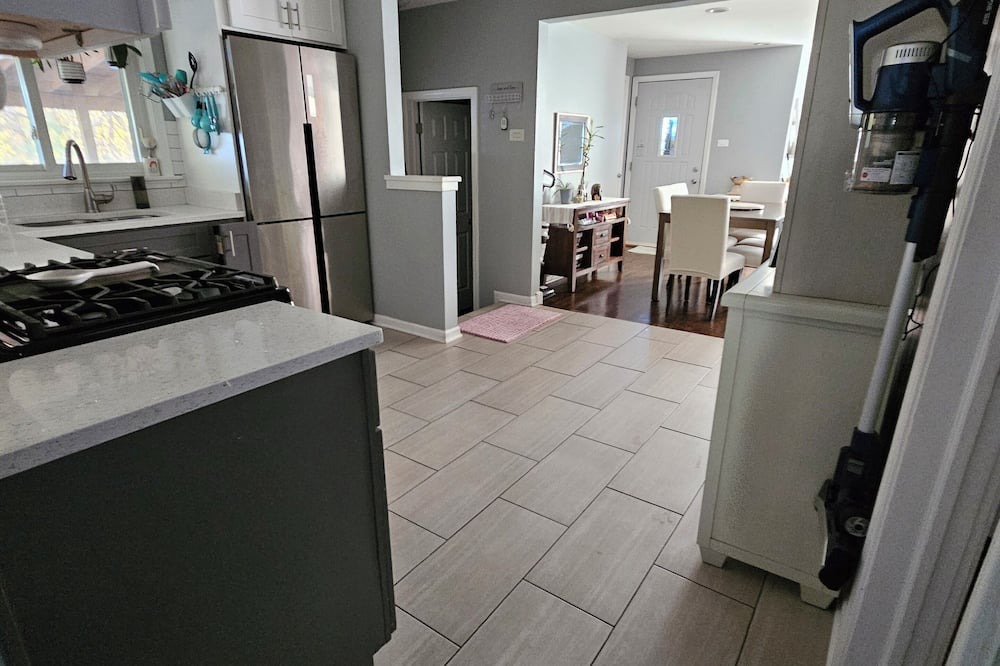 East Side House | Twin bed room , smart TV 32" with shared bathroom