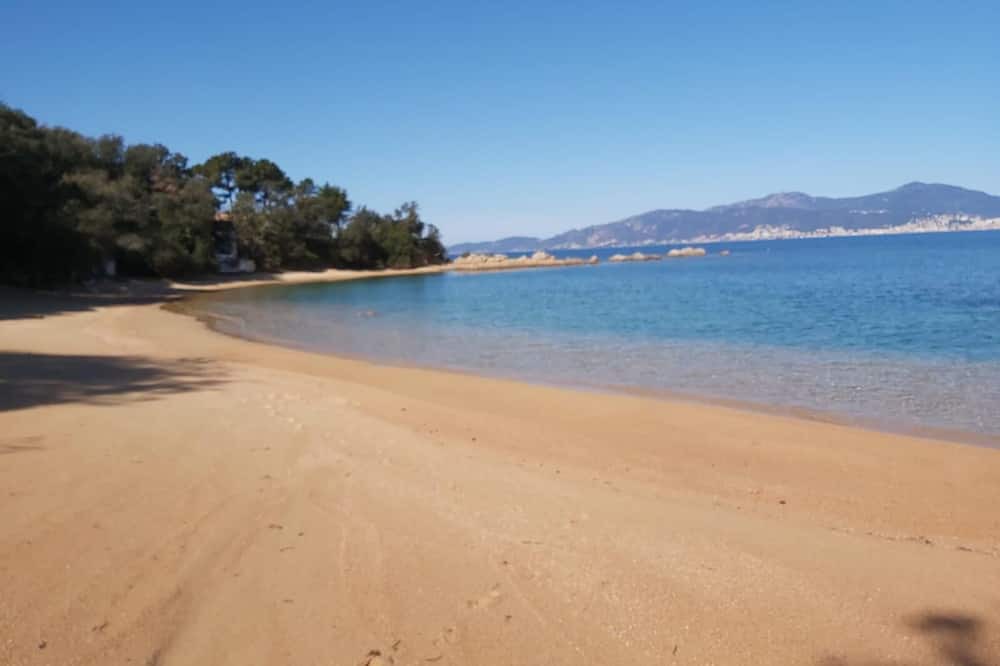 Isolella House | Feet in the water, head in the shade