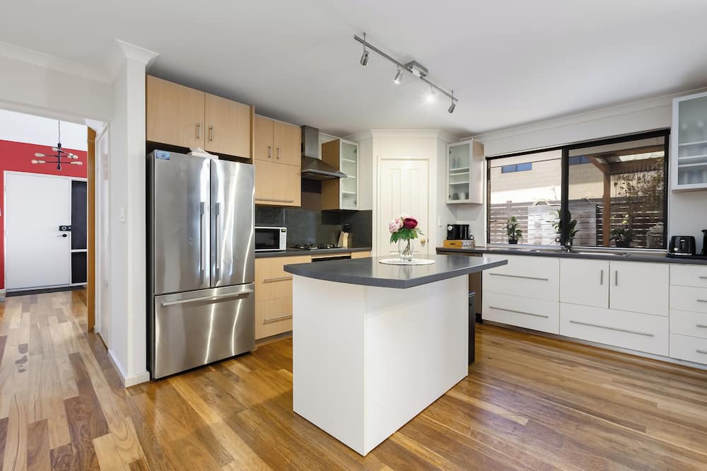 Victoria Park House | Vic Park Home close to Crown Perth