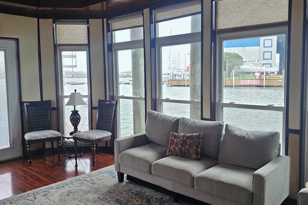 Ponchartrain Park Villa | Floating Villa 2