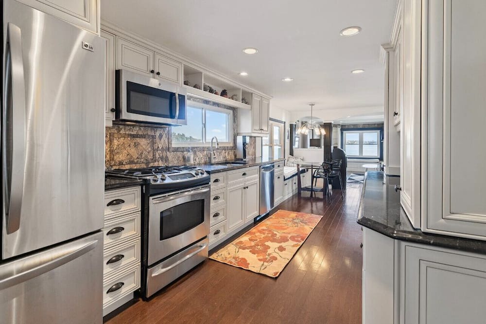 Elizabethtown-Kitley Cottage | Luxury Waterfront Residence in exclusive Lily Bay (seasonal discount)