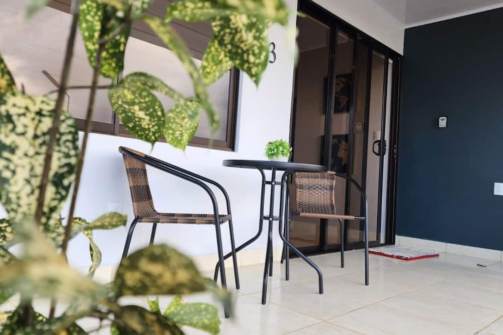 Penjamo House | Charming Tropical Noir, 2-bedroom house with AC, WiFi