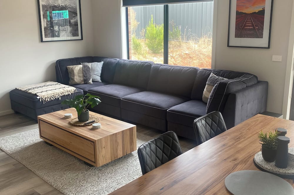 Maryborough House | Wattle City Stays… Modern home in Maryborough