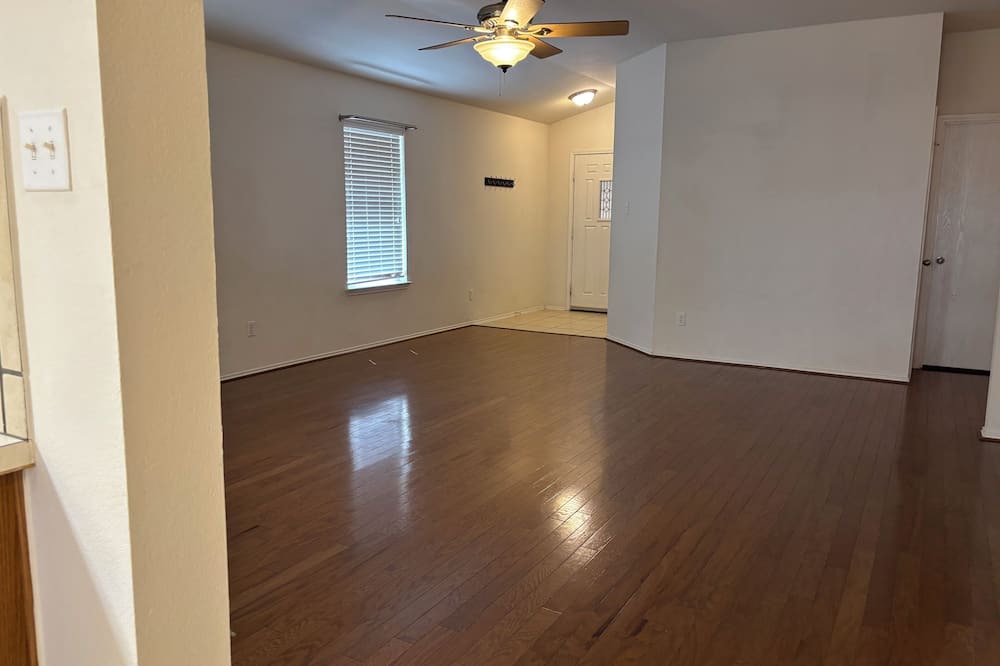 Elm Creek House | Cozy 3-bedroom house in enchanting Elgin with AC