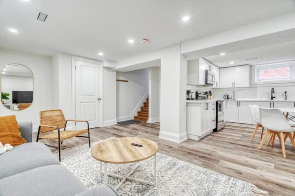 Hamilton House | Modern 2 bed Mins to St.Joes hospital