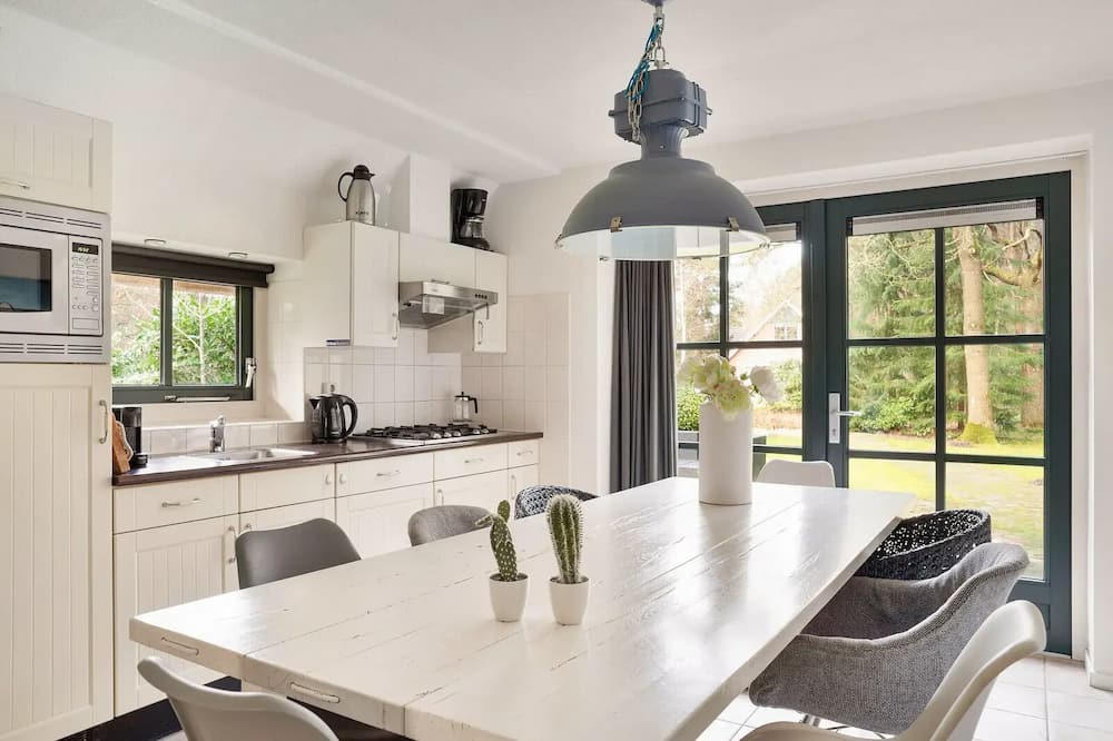 Hooghalen House | Detached holiday home with alcove bed, perfect for families.