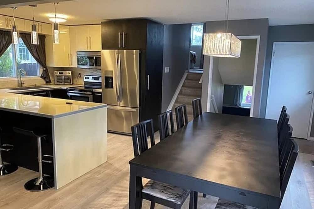 Northeast Edmonton House | 3-bedroom house in amazing Edmonton with WiFi, AC