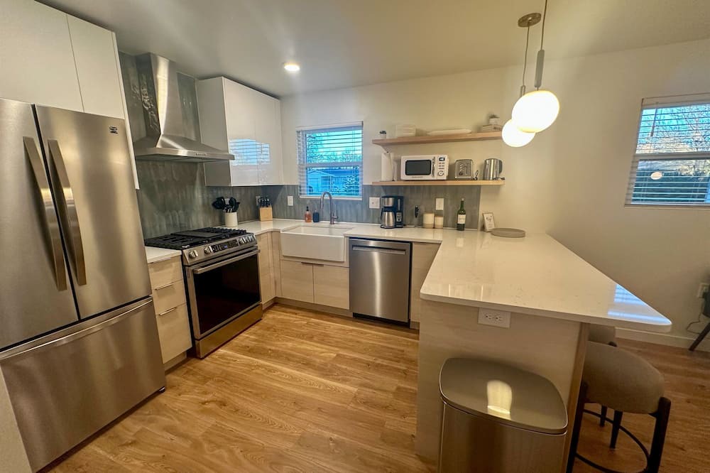 Abilene House | Mid-Mod Marvel - A 3 Bed/2 Bath Mid-century Home in SW Abilene