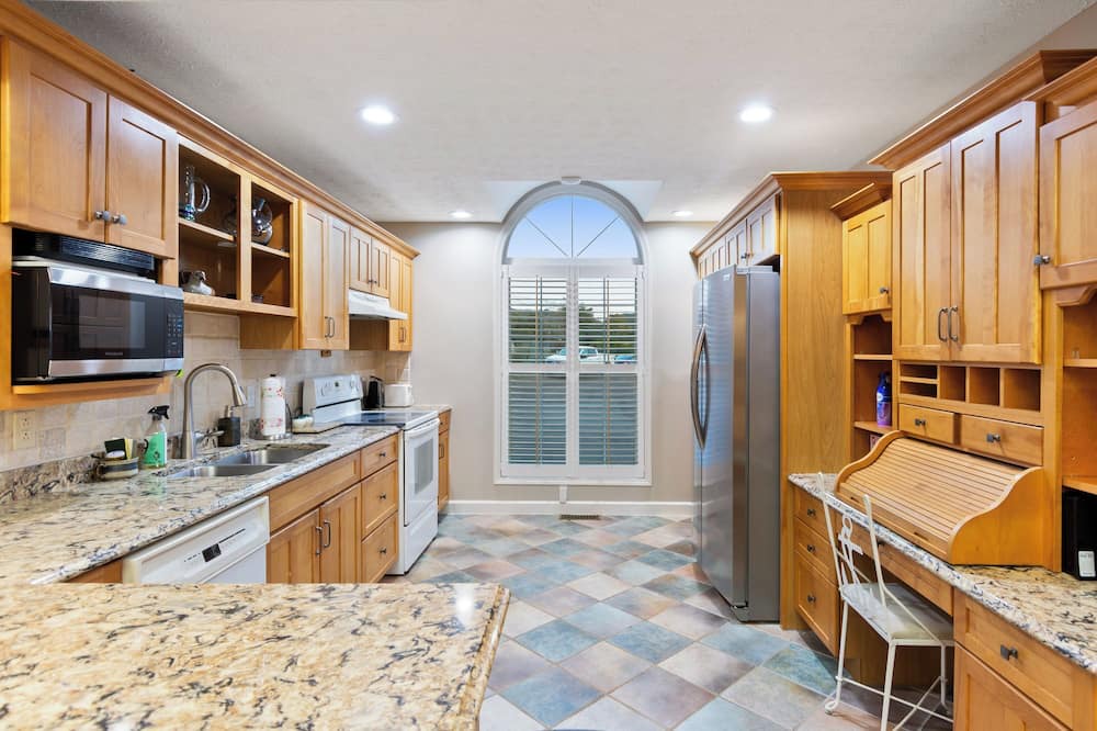 Burnside House | 4-bedroom house in welcoming Burnside with AC, WiFi. Enjoy your stay