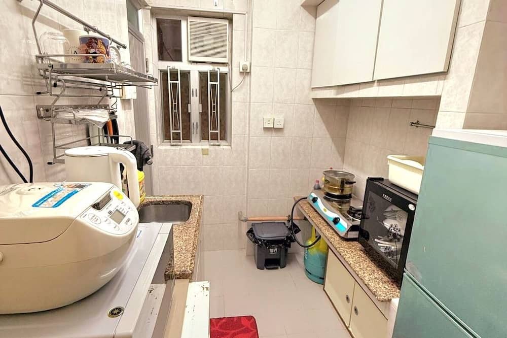 Quarry Hill Apartment | Spacious 3-bedroom apartment with living room, in awesome Kowloon tst