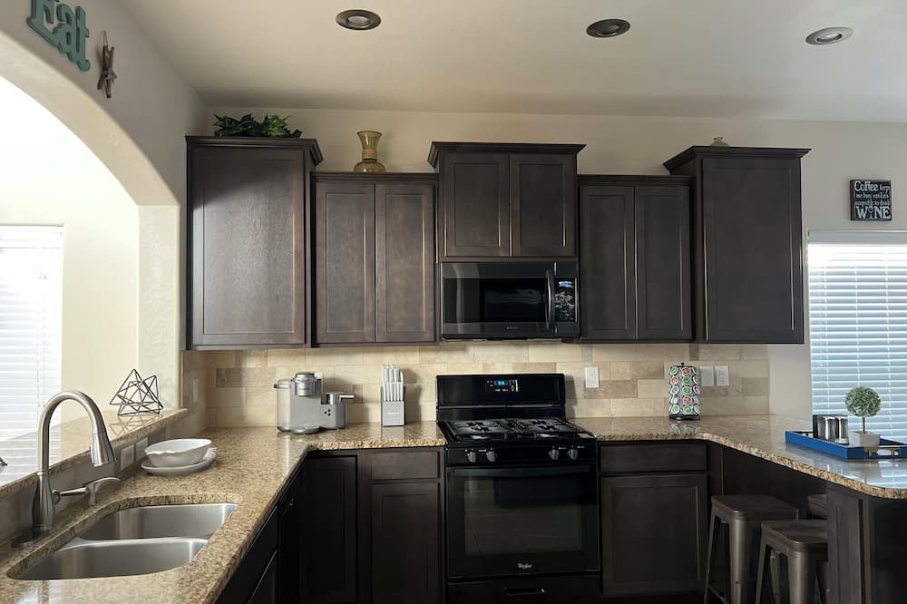 Hobbs House | 3BR Home with 86” TV, outdoor patio and grill