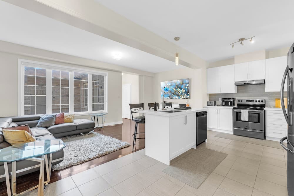 Vaughan House | Spacious 4 bedroom Escape Near Canada's Wonderland!