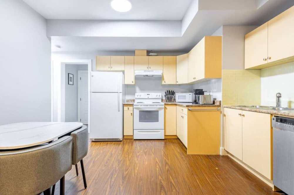 Guildford House | Modern & Friendly Suite: Close to Lush Park ~ Pkg!