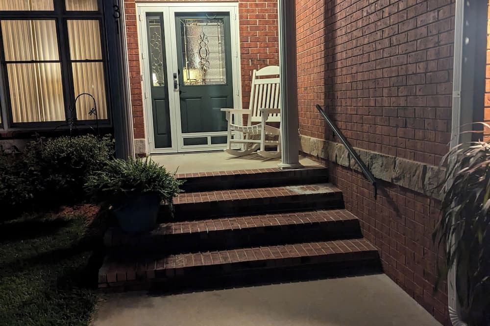 Hesston House | Meadow Lane Retreat Spacious 4-bedroom house in wonderful Hesston with AC, WiFi