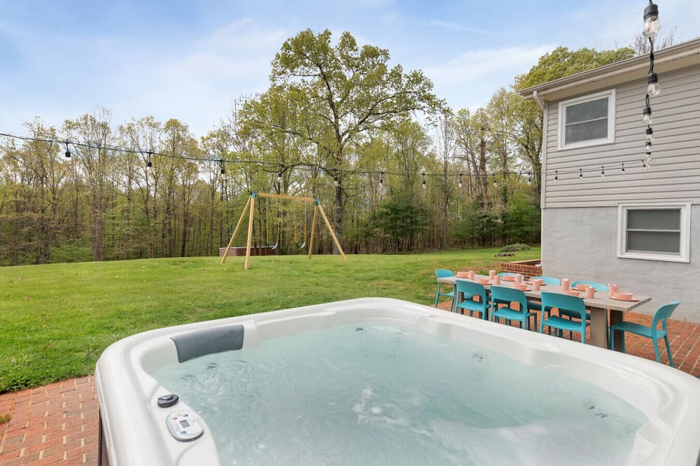 Arrington Bed & Breakfast | For long family stays, girls wine weekends. Heated pool, hot tub, game room. Walk to brewery.