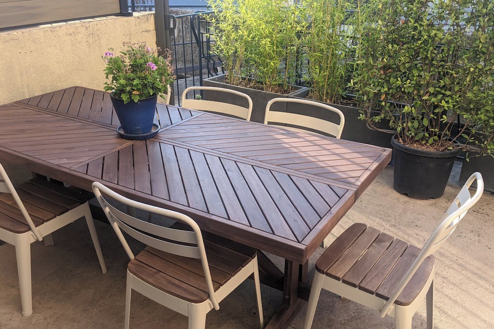 Le Thor Bed & Breakfast | Chambre Voltaire, terrace on the banks of the Sorgue