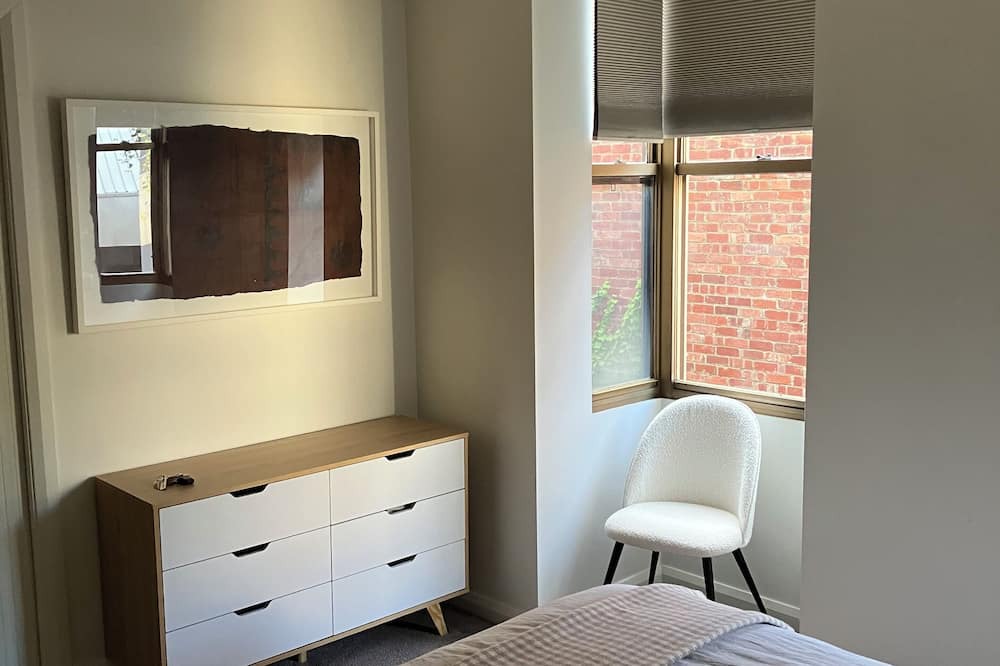 East Melbourne Apartment | Close to Epworth Hospital, St Vincents Hospital , City, MCG, Sports Precinct