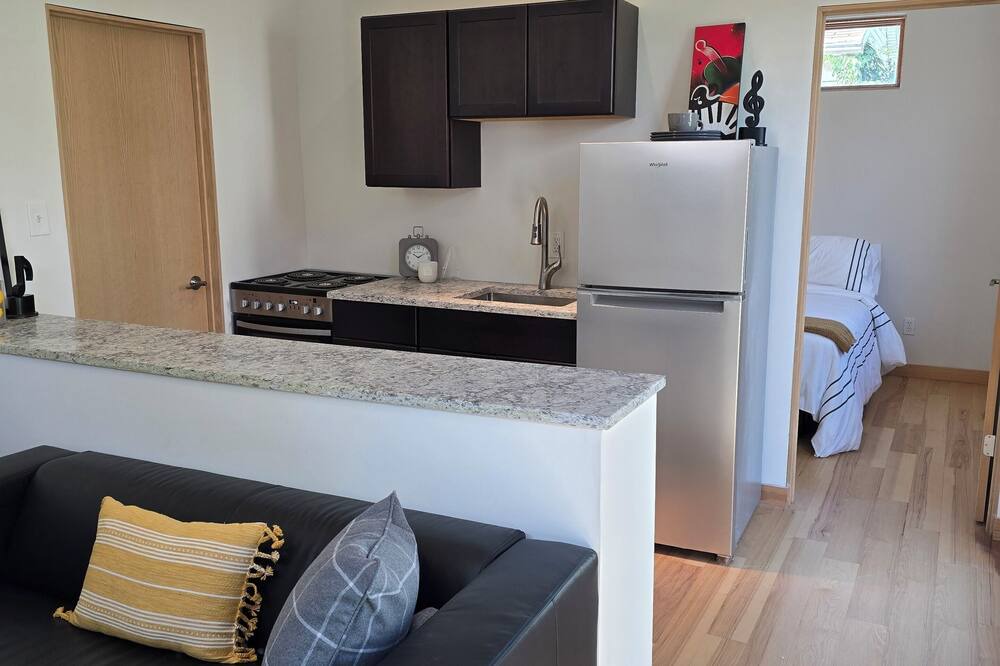 Central West End Bed & Breakfast | Charming modern guesthouse in the beautiful Central West End with WiFi, AC