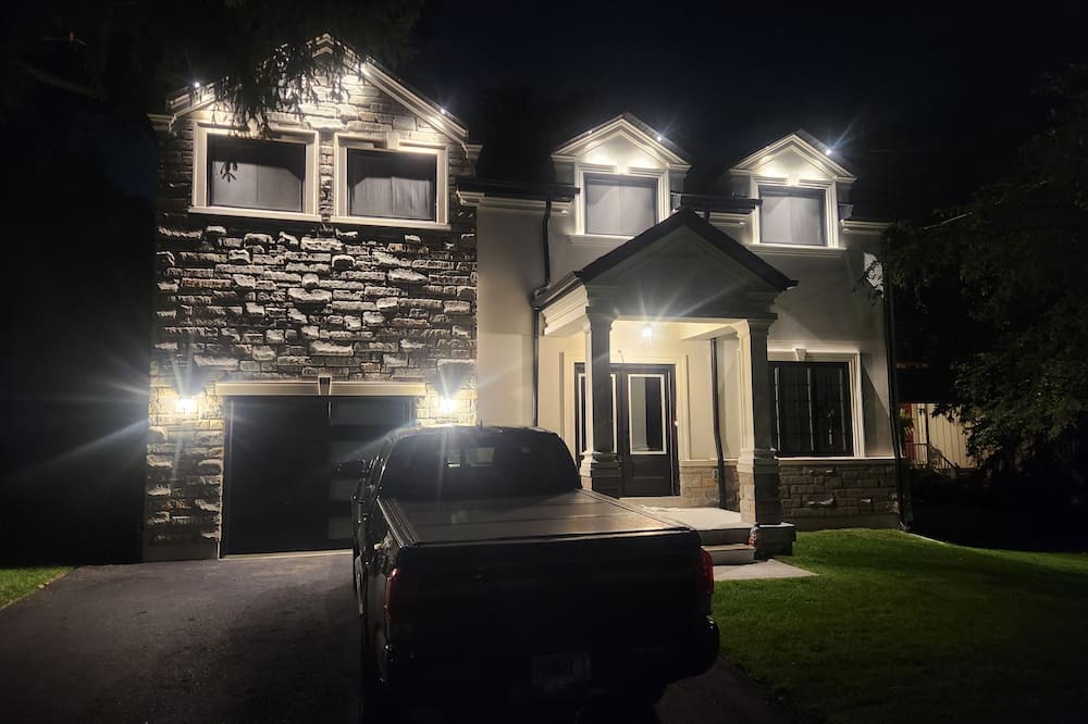 Newmarket Villa | Welcome to our luxurious villa in the heart of downtown Newmarket!