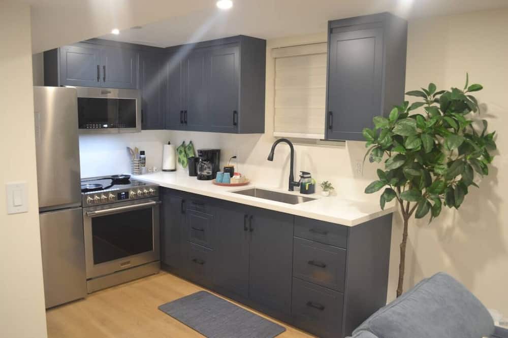 Erin Mills House | Modern 2-Bed Basement Retreat!