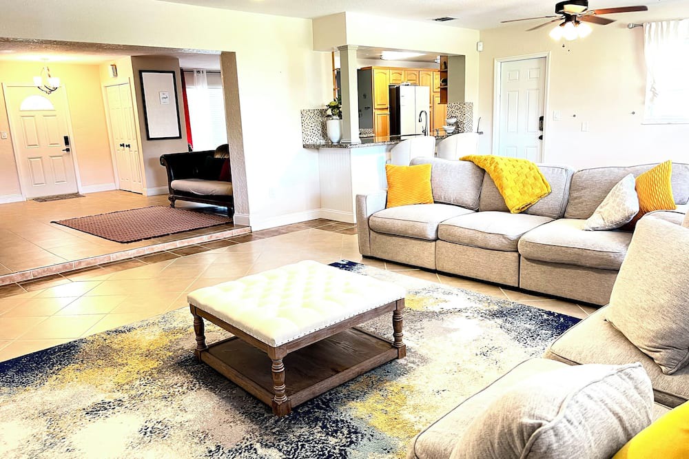 Homestead House | Charming 3-bedroom house with WiFi and AC in Homestead