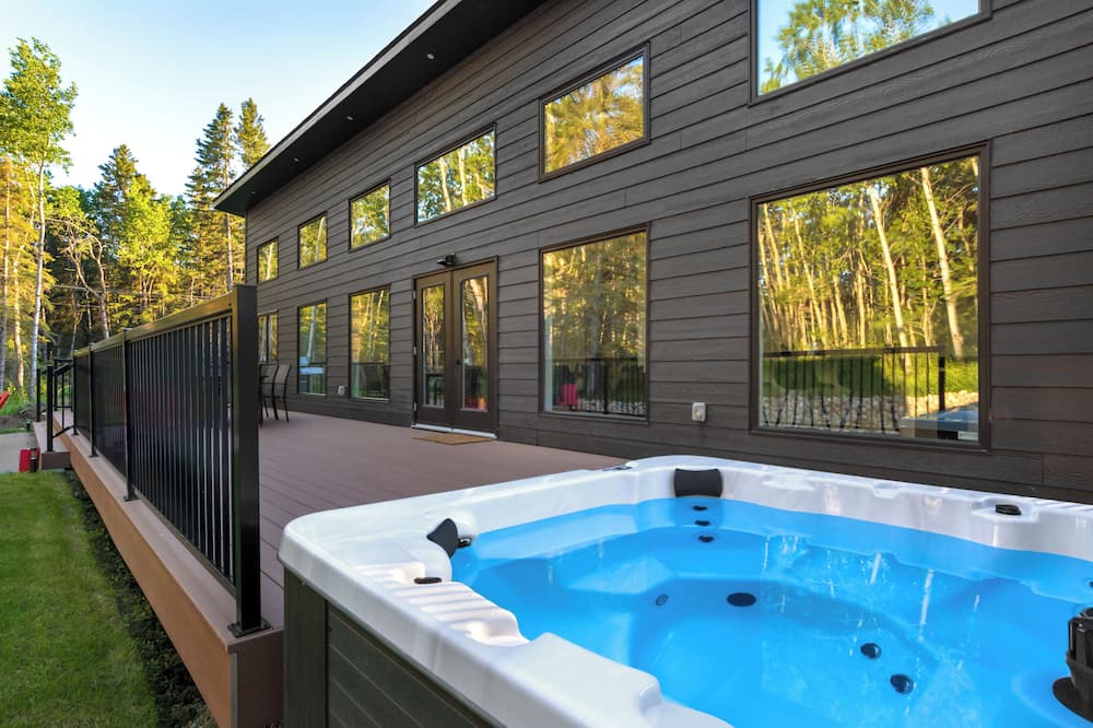 Wasagaming Cabin | Luxury Clear Lake Cabin at Elkhorn Residence