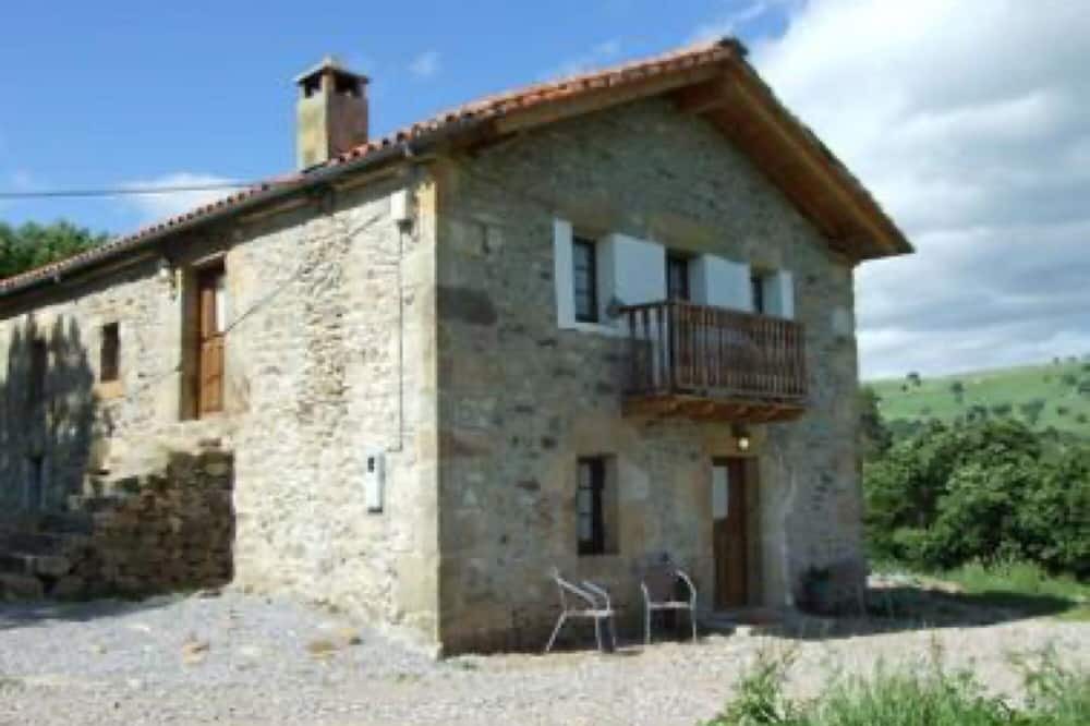 Selaya House | Country House 'La Casa De La Pradera' with Mountain View, Private Terrace and Private Garden
