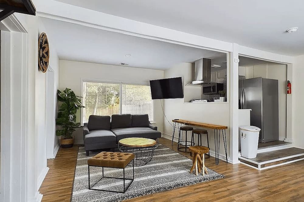 Rosewood Apartment | Elegant apartment in historic Rosewood. 10 minutes from Downtown Columbia.