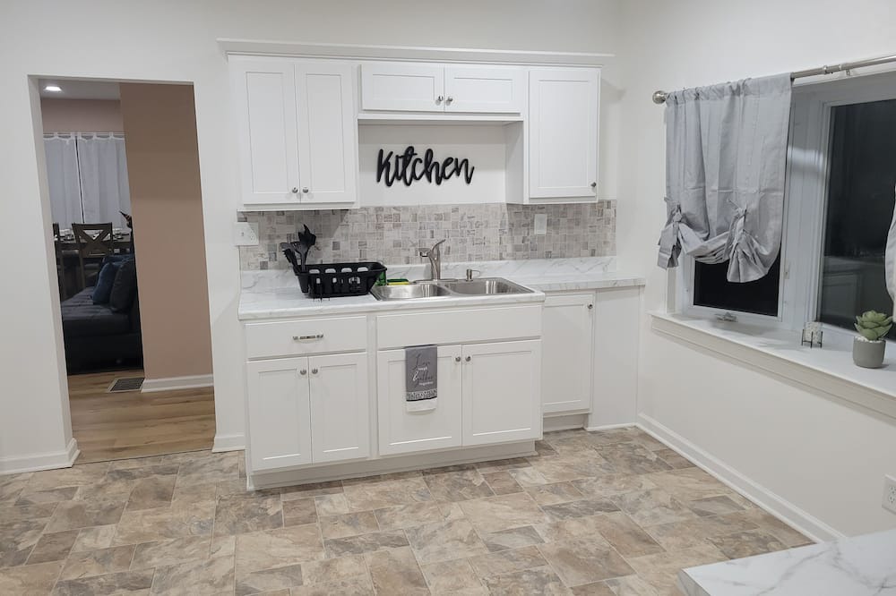Charlotte Apartment | Quiet, Beachside Modern 2-bedroom with WiFi and AC in charming Rochester
