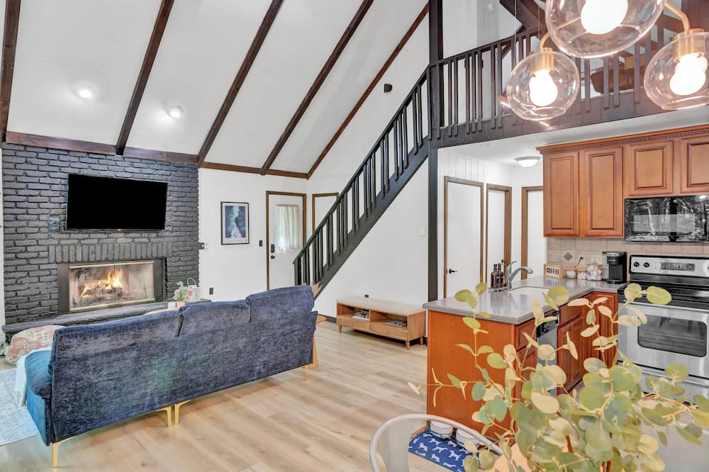 Gouldsboro Cabin | Cozy Cabin Escape: Fire Pit, Kayak, Near Ski Resorts, Kalahari, and Camelback!