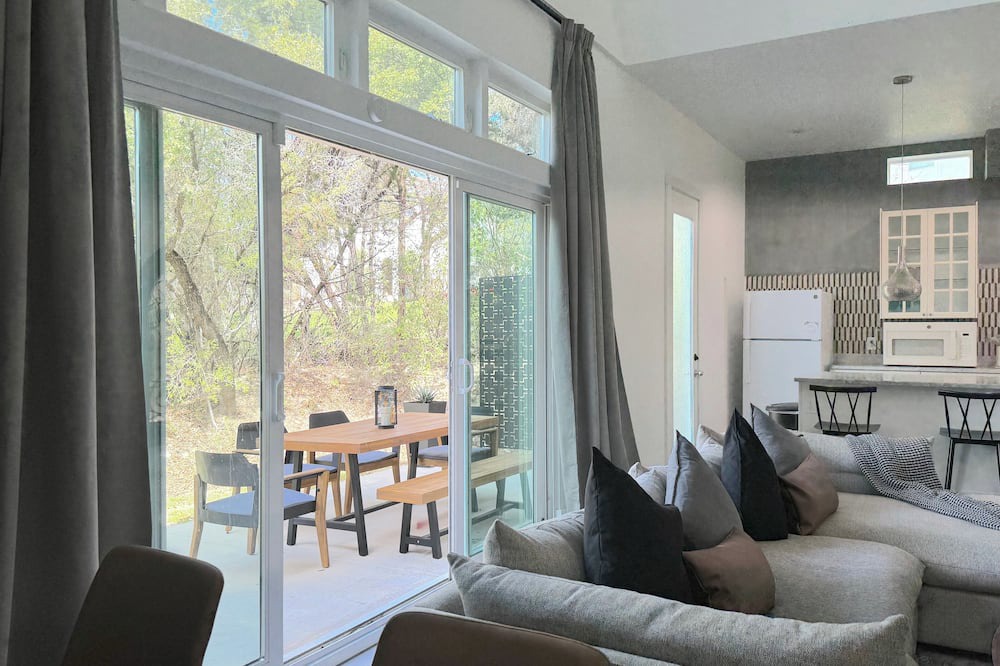 Hughes Park Lake House | Luxe & Comfy 3 bedroom- Villa: 5-star Location